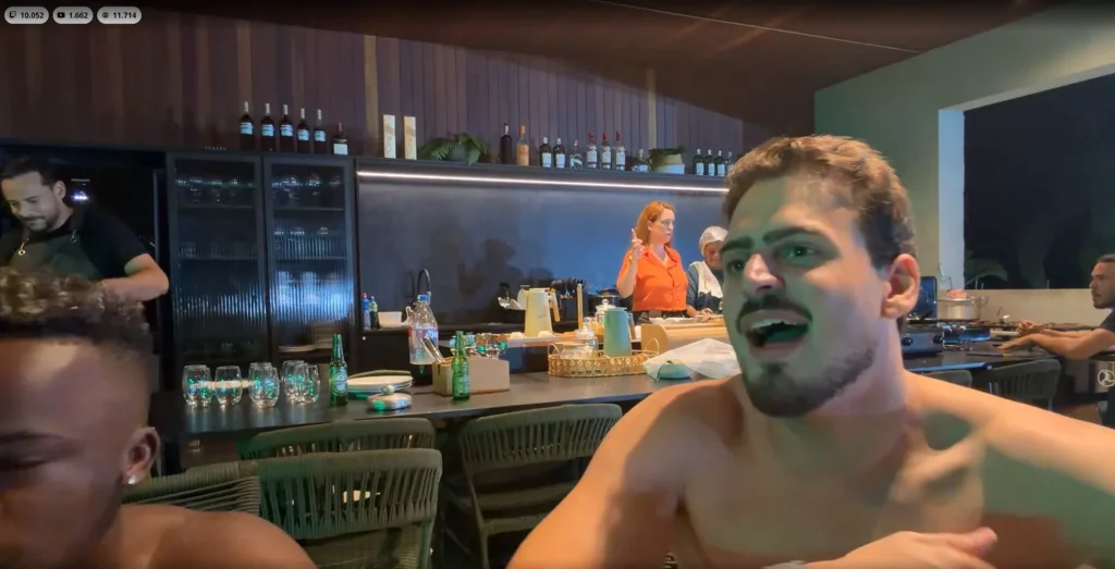 Jogador utilizando aplicativo de cassino no smartphone com roleta digital ao fundo